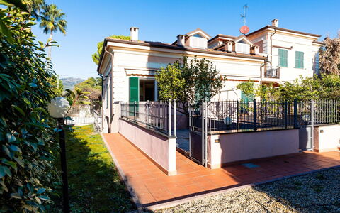 Casa Dany: Zona Residenziale, Casa, Balcone, Sobborgo, Hacienda, Estate, Villa, Recinzione, Portico, Pianta Della Casa