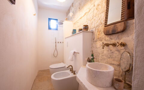 Trulli Valle D'Itria - Martina Franca: Parete, Pavimentazione, Idraulico Fixture, Pavimento, Bagno, Interior Design, Idraulico, Lavandino Del Bagno, Toilet Seat, Lavello