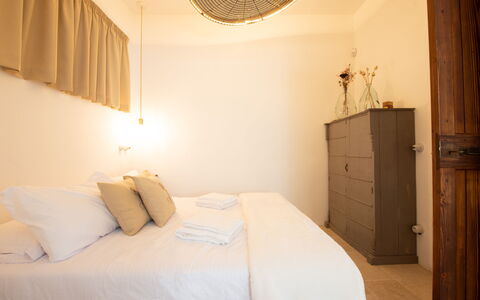 Trulli Valle D'Itria - Martina Franca: Letto, Camera Da Letto, Parete, Interior Design, Lenzuolo, Bedding, Legna, Soffitto, Mobilia, Camera