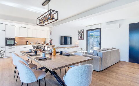 Ty Béthanie: Mobilia, Interior Design, Pavimentazione, Pavimento, Sedia, Tavolo, Legna, Soffitto, Cucina & Sala Da Pranzo Tavolo, Sala Da Pranzo
