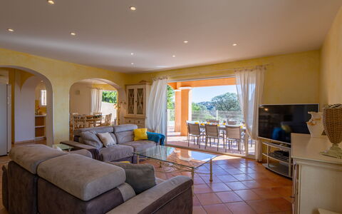 La Figuière: Mobilia, Interior Design, Pavimentazione, Pavimento, Soffitto, Divano, Camera, Tavolo, Soggiorno, Sedia