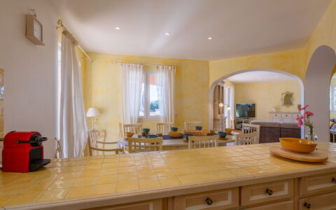 La Figuière: Mobilia, Interior Design, Cucina, Controsoffitto, Pavimentazione, Pavimento, Legna, Cabinetry, Soffitto, Camera