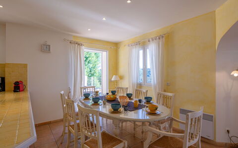 La Figuière: Mobilia, Interior Design, Pavimentazione, Pavimento, Soffitto, Camera, Tavolo, Illuminazione, Sala Da Pranzo, Sedia