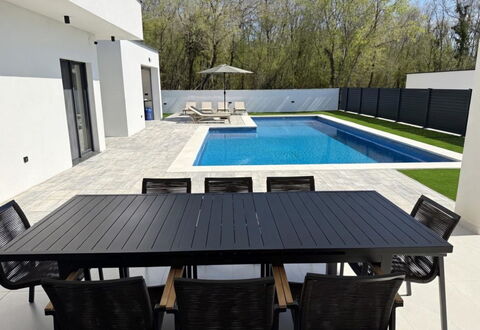 Jagoda: Mobilia, Mobili Da Esterno, Legna, Piscina, Pavimentazione, Tavolo Esterno, Pavimento, Sedia, Materiale Composito, Shade