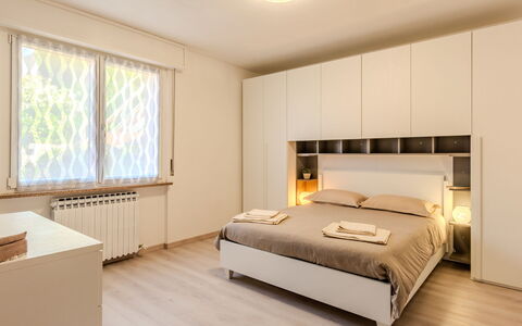 La Finestra su Bellagio: Mobilia, Interior Design, Letto, Camera Da Letto, Parete, Pavimentazione, Pavimento, Legna, Soffitto, Camera