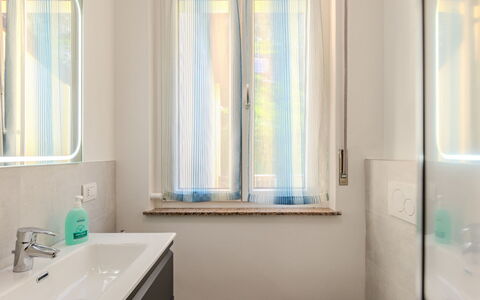 La Finestra su Bellagio: Bagno, Interior Design, Idraulico Fixture, Parete, Lavandino Del Bagno, Specchio, Pavimentazione, Lavello, Pavimento, Rubinetto