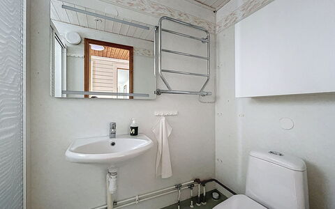 Solgläntan: Idraulico Fixture, Bagno, Lavandino Del Bagno, Pavimentazione, Lavello, Pavimento, Interior Design, Rubinetto, Idraulico, Gabinetto