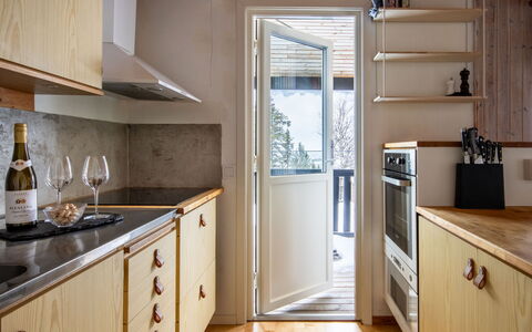 Solgläntan: Cucina, Elettrodomestico Da Cucina, Controsoffitto, Apparecchio Major, Pavimentazione, Cabinetry, Legna, Interior Design, Mobilia, Elettrodomestico