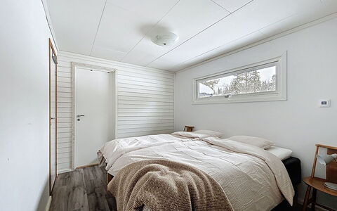 Solgläntan: Pavimentazione, Legna, Interior Design, Soffitto, Pavimento, Camera Da Letto, Lenzuolo, Letto, Pavimento In Legno, Bedding