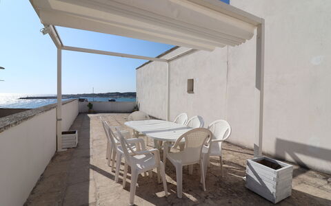 Giulia: Materiale Composito, Shade, Balcone, Mobili Da Esterno, Struttura Esterna, Illuminazione Diurna, Pergola
