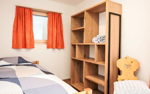 Chesa Giere: Mobilia, Interior Design, Letto, Camera Da Letto, Parete, Legna, Pavimentazione, Pavimento, Lenzuolo, Bedding