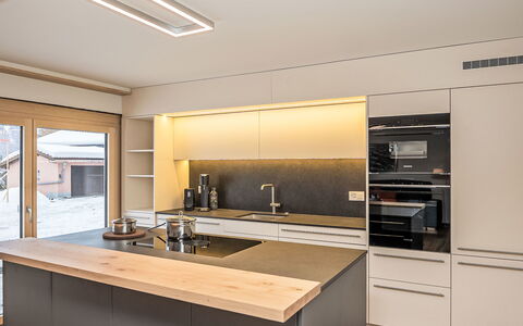 Chesa Giere: Cucina, Interior Design, Pavimentazione, Controsoffitto, Legna, Soffitto, Elettrodomestico Da Cucina, Lampada, Cabinetry, Illuminazione