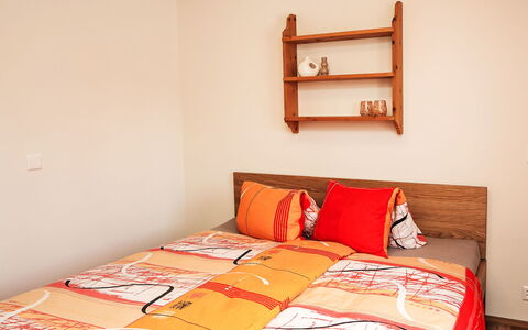 Chesa Giere: Mobilia, Letto, Camera Da Letto, Interior Design, Parete, Legna, Lenzuolo, Bedding, Biancheria, Camera