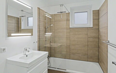 Haus Kiebitz (197): Bagno, Pavimentazione, Idraulico Fixture, Pavimento, Interior Design, Vasca Da Bagno, Idraulico, Rubinetto, Lavello, Mobiletto Del Bagno