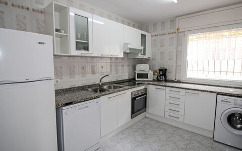 Roca Mas Mato: Cucina, Elettrodomestico Da Cucina, Apparecchio Major, Controsoffitto, Pavimentazione, Cabinetry, Interior Design, Pavimento, Legna, Elettrodomestico