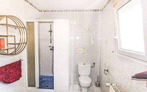 Roca Mas Mato: Parete, Pavimentazione, Toilet Seat, Pavimento, Gabinetto, Idraulico Fixture, Bagno, Interior Design, Idraulico, Piastrella