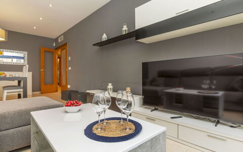 Solymar: Mobilia, Interior Design, Pavimentazione, Legna, Pavimento, Soffitto, Camera, Televisione, Soggiorno, Illuminazione