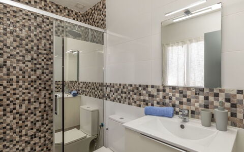 Las Calas: Bagno, Idraulico Fixture, Pavimentazione, Interior Design, Parete, Lavandino Del Bagno, Pavimento, Lavello, Mobiletto Del Bagno, Piastrella