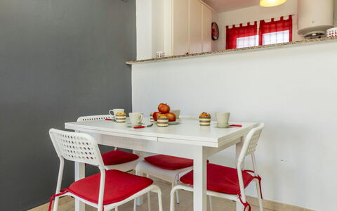 Las Calas: Mobilia, Interior Design, Rosso, Pavimentazione, Sedia, Tavolo, Cucina & Sala Da Pranzo Tavolo, Pavimento, Sala Da Pranzo, Camera