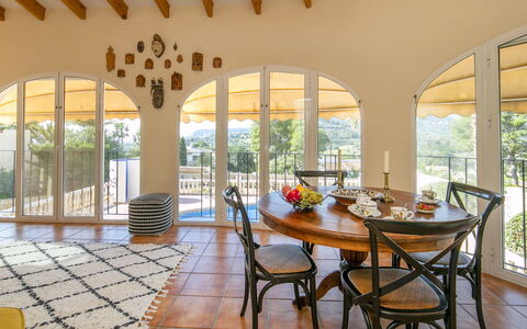 Sueño: Mobilia, Interior Design, Pavimentazione, Legna, Soffitto, Pavimento, Sedia, Tavolo, Cucina & Sala Da Pranzo Tavolo, Sala Da Pranzo