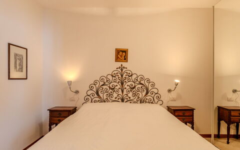 Sona'S Lake Home: Letto, Interior Design, Camera Da Letto, Bedding, Mobilia, Parete, Lenzuolo, Pavimento, Pavimentazione, Legna