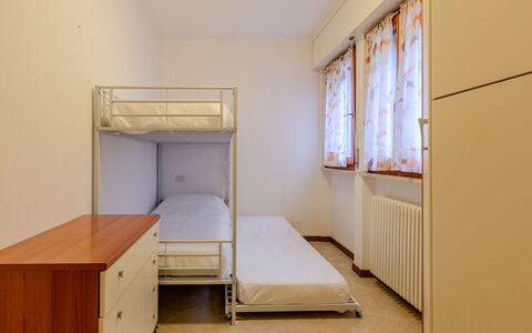 Sona'S Lake Home: Pavimento, Pavimentazione, Parete, Interior Design, Legna, Letto, Camera Da Letto, Mobilia, Appartamento, Camera