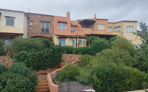 Rocciarossa: Arbusto, Zona Residenziale, Architettura, Giardino, Estate, Landscaping, Hacienda, Sobborgo, Villa