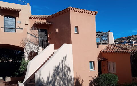 Rocciarossa: Zona Residenziale, Architettura, Casa, Casa, Tetto, Insediamento Umano, Balcone, Estate, Shade, Hacienda