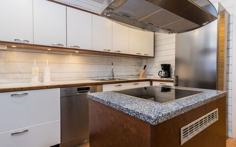 Saajomaja: Cucina, Controsoffitto, Elettrodomestico Da Cucina, Pavimentazione, Cabinetry, Interior Design, Apparecchio Major, Legna, Pavimento, Elettrodomestico