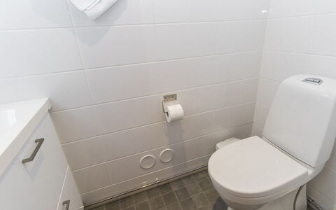 Saajomaja: Toilet Seat, Gabinetto, Bagno, Pavimentazione, Idraulico Fixture, Pavimento, Interior Design, Idraulico, Piastrella, Lavello
