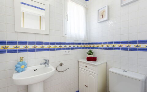 Cortijo Cabrera: Blu, Pavimentazione, Idraulico Fixture, Pavimento, Interior Design, Piastrella, Idraulico, Bagno, Rubinetto, Ceramica
