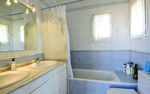 Cortijo Cabrera: Bagno, Lavandino Del Bagno, Idraulico Fixture, Pavimentazione, Lavello, Pavimento, Interior Design, Rubinetto, Mobiletto Del Bagno, Idraulico