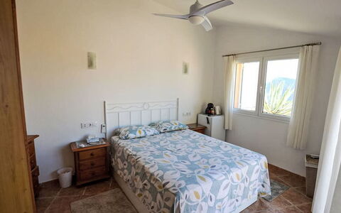 Cortijo Cabrera: Mobilia, Camera Da Letto, Letto, Legna, Lenzuolo, Bedding, Interior Design, Pavimento, Pavimentazione, Soffitto
