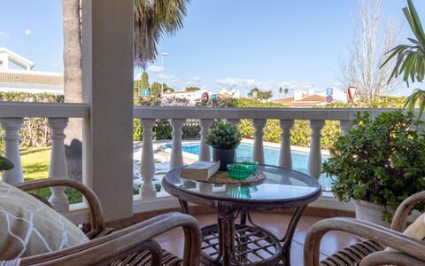Primavera: Portico, Balcone, Colonna, Shade, Colonna, Eco Hotel, Sedia, Mobili Da Esterno, Vaso Di Fiori, Pianta Della Casa