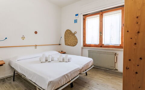 Oleandro: Parete, Legna, Appartamento, Camera Da Letto, Latifoglie, Color Legno, Bedding, Letto, Plank, Hotel