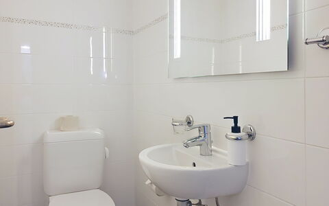 Apt. Hermosa: Bagno, Lavandino Del Bagno, Idraulico Fixture, Lavello, Parete, Interior Design, Pavimentazione, Toilet Seat, Gabinetto, Rubinetto