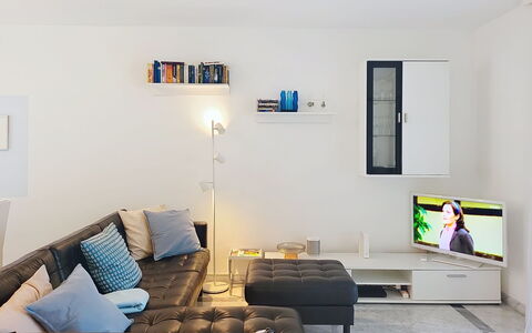 Apt. Hermosa: Mobilia, Interior Design, Divano, Parete, Soggiorno, Pavimentazione, Camera, Tavolo, Pavimento, Casa