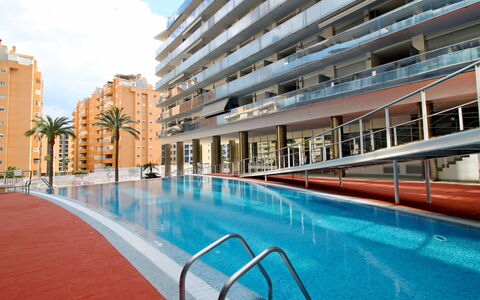 Elegance: Acqua, Costruzione, Cielo, Nube, Azzurro, Finestra, Piscina, Condominio, Palazzone, Tempo Libero
