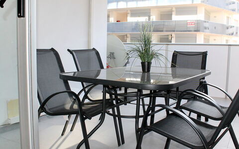 Elegance: Tavolo, Mobilia, Pianta, Costruzione, Sedia, Pianta Della Casa, Rettangolo, Tavolo Esterno, Interior Design, Pavimento