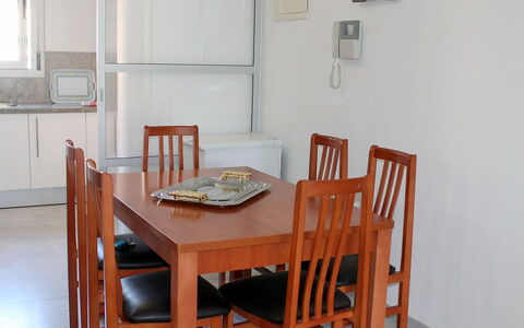 Elegance: Camera, Mobilia, Proprietà, Sala Da Pranzo, Tavolo, Casa, Pavimento, Costruzione, Interior Design, Sedia