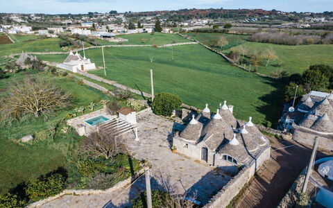 Trulli al Verde Viburno: Parete, Architettura, Paesaggio, Estate, Landscaping, Muro ​​Di Pietra, Flagstone, Driveway, Villaggio, Passerella