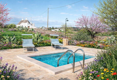 Trulli al Verde Viburno: Giardino, Arbusto, Piscina, Landscaping, Flagstone, Backyard, Mobili Da Esterno, Sedia, Cortile