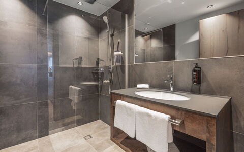 Ischgl 120: Pavimentazione, Pavimento, Interior Design, Idraulico Fixture, Bagno, Idraulico, Soffitto, Piastrella, Latifoglie
