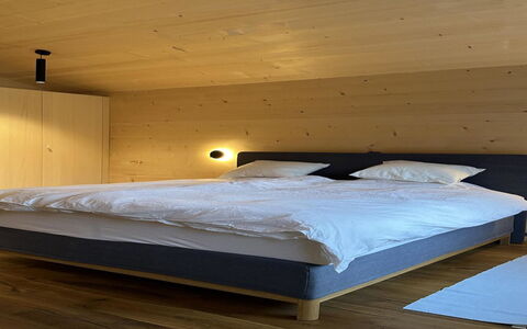 Baren Penthouse: Legna, Pavimentazione, Camera Da Letto, Interior Design, Pavimento, Soffitto, Letto, Telaio Del Letto, Pavimento In Legno, Lenzuolo