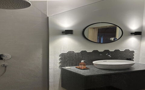Baren Penthouse: Parete, Lampada, Interior Design, Idraulico Fixture, Pavimentazione, Specchio, Illuminazione, Soffitto, Pavimento, Bagno