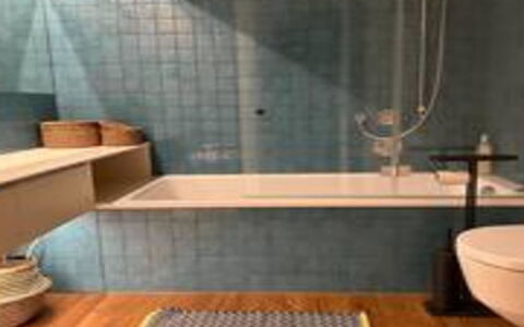 Baren Penthouse: Bagno, Pavimentazione, Idraulico Fixture, Pavimento, Interior Design, Rubinetto, Idraulico, Lavello, Piastrella, Lavandino Del Bagno