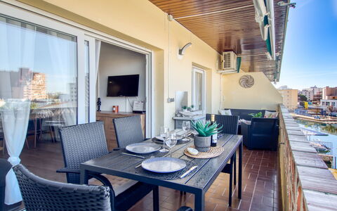 Puerto Simona: Mobilia, Pavimentazione, Appartamento, Pavimento, Interior Design, Casa, Balcone, Pavimento In Legno, Sedia, Latifoglie