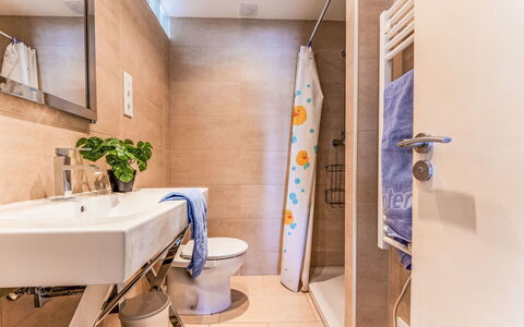 Cambrils 40: Pavimentazione, Interior Design, Pavimento, Idraulico Fixture, Bagno, Gabinetto, Toilet Seat, Mobilia, Idraulico, Camera