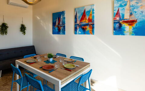 Orizzonte Blu Alassio: Mobilia, Interior Design, Legna, Tavolo, Sedia, Pavimentazione, Pavimento, Cucina & Sala Da Pranzo Tavolo, Camera, Sala Da Pranzo