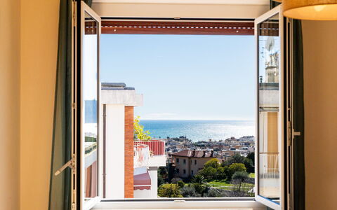 Orizzonte Blu Alassio: Appartamento, Balcone, Oceano, Color Legno, Finestra Trattamento, Tenda, Illuminazione Diurna, Per Finestre